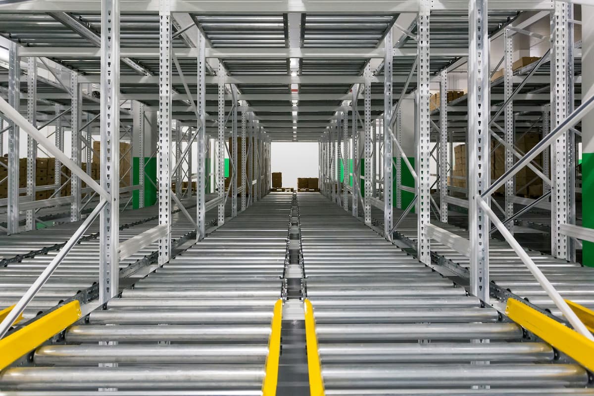 Optimización Logística con Transportadores de Cajas en España