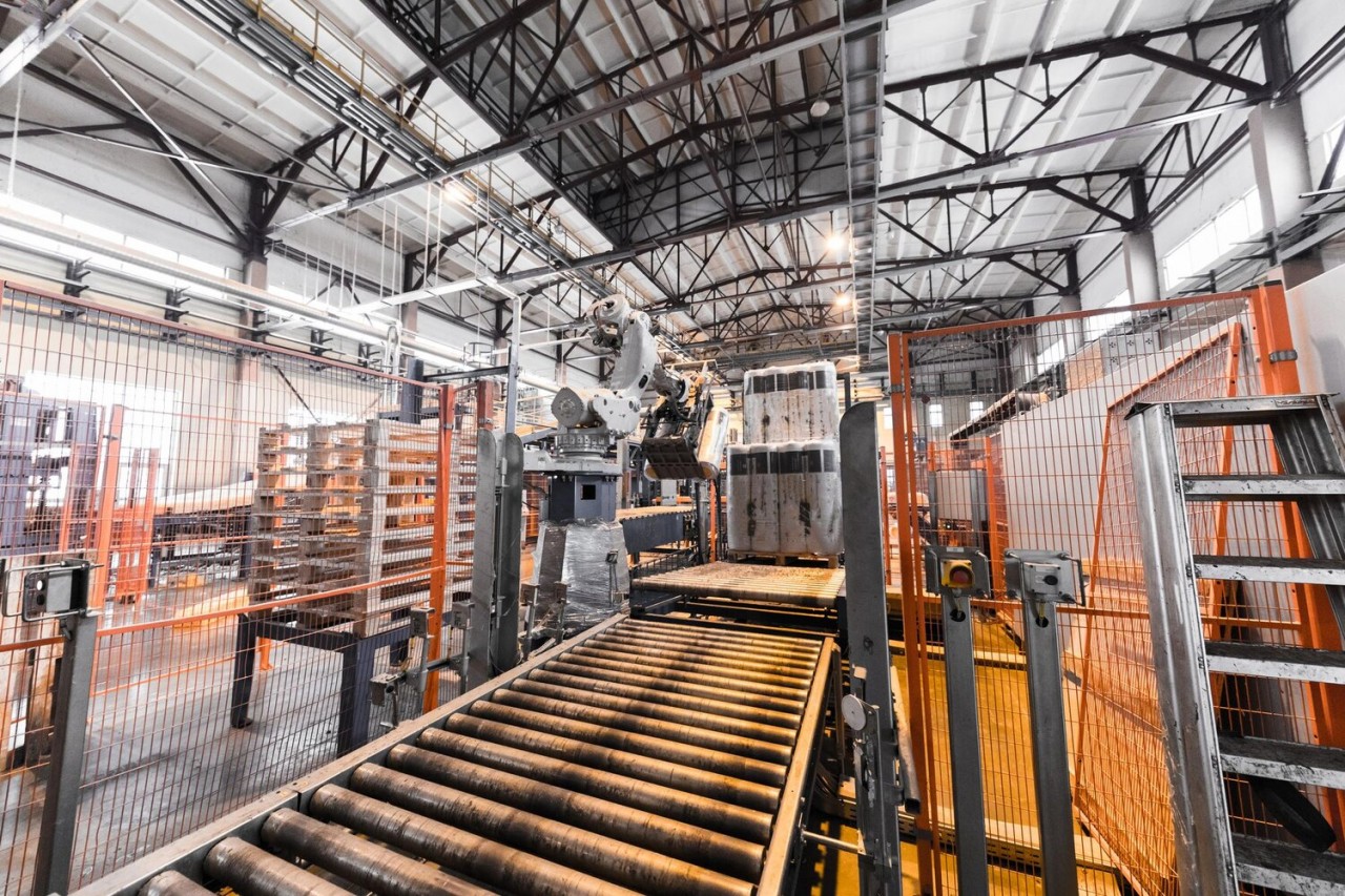 La importancia de una curva de rodillos bien diseñada en la industria (y por qué tu logística lo va a notar)